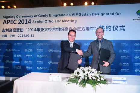  金年会控股集团公关总监杨学良 宁波市外办主任孔玮玮现场签约